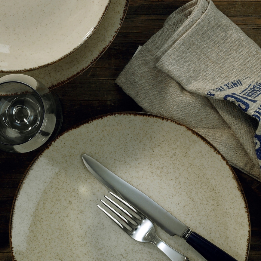 18-delige serviesset in beige porselein