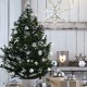 Kunstmatige boom. Een kerstsfeer die niet bladverliezend is