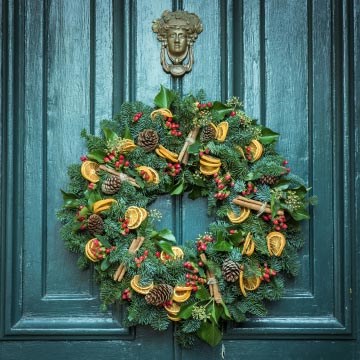 Kerstkransen en guirlandes