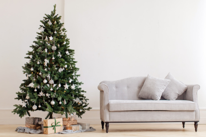 Kunstmatige boom. Een kerstsfeer die niet bladverliezend is