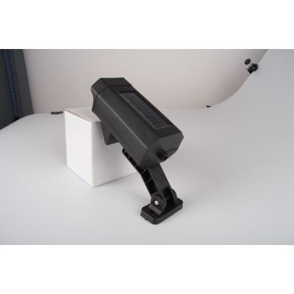 Caméra factice de surveillance LED avec capteur et panneau solaire LED/5W/5,5V 800 mAh IP65 + télécommande