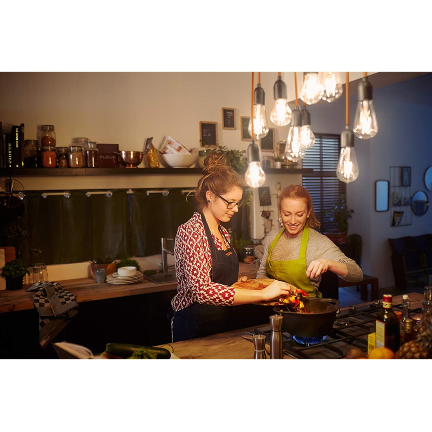 Dimbare LED Lamp Philips Warm Glow E27/5,5W/230V 2200-2700K