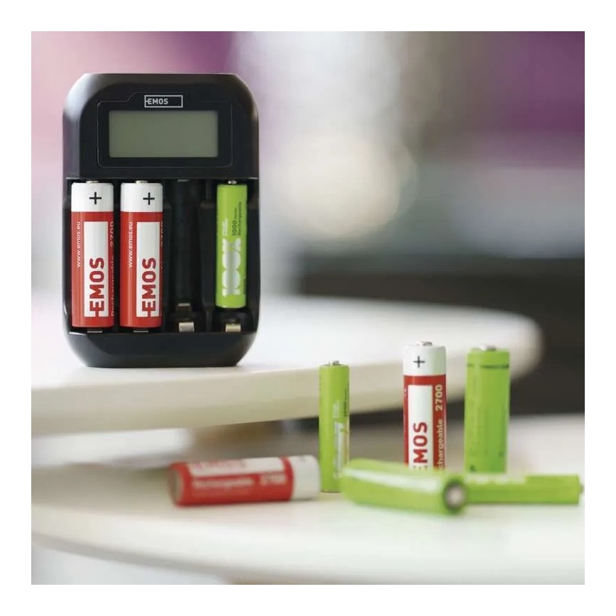 Batterij oplader met LCD scherm 4xAA/AAA 5V