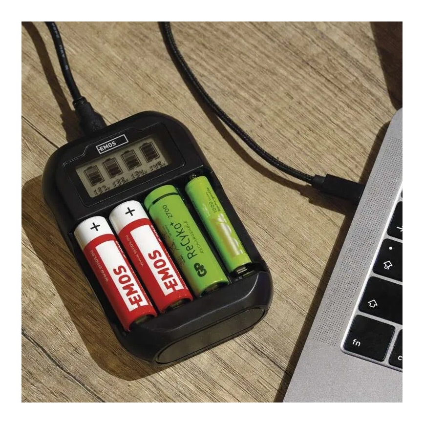 Batterij oplader met LCD scherm 4xAA/AAA 5V