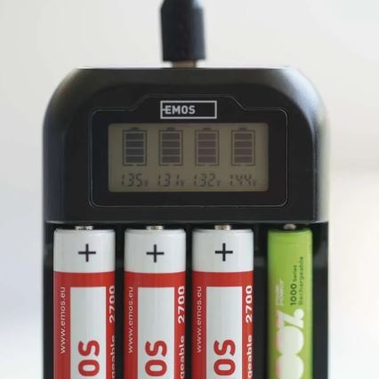 Batterij oplader met LCD scherm 4xAA/AAA 5V