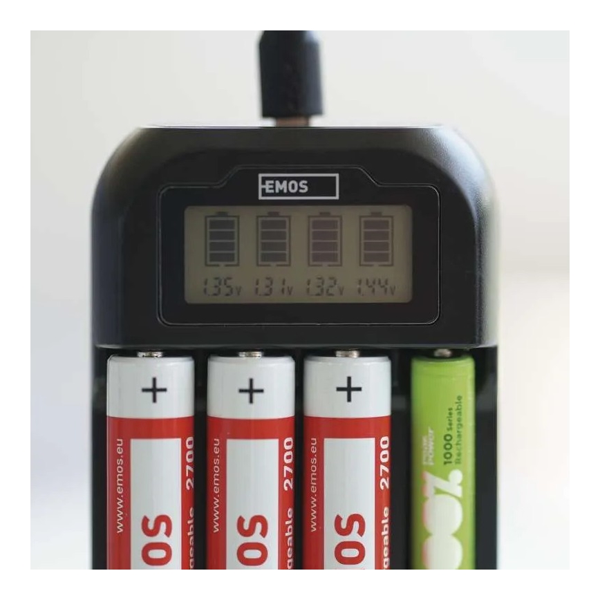 Batterij oplader met LCD scherm 4xAA/AAA 5V