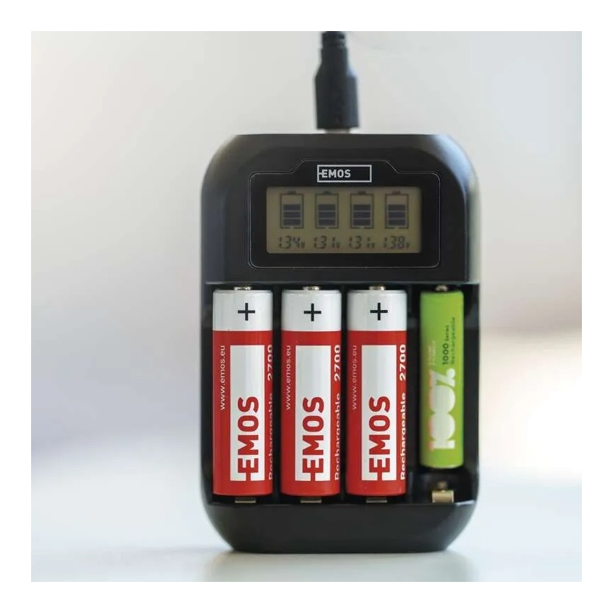 Batterij oplader met LCD scherm 4xAA/AAA 5V