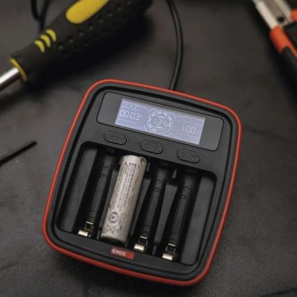 Batterij oplader met LCD scherm 4xAA/AAA 5V