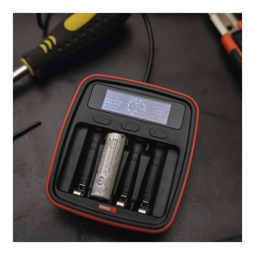 Batterij oplader met LCD scherm 4xAA/AAA 5V