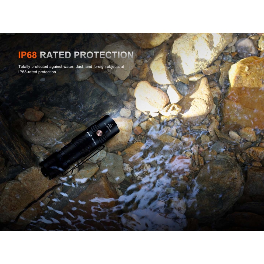 Fenix PD26RACE - Dimbare oplaadbare LED-zaklamp, LED/USB, 1600 mAh, IP68, 1300 lm, 556 h, zwart