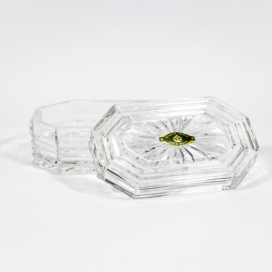 Glazen pot met een doorzichtige deksel