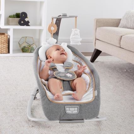 Ingenuity - Vibrerend wipstoeltje voor baby's met een melodie  BOUTIQUE 3xLR14