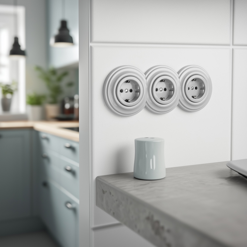 Kliklap - Driedubbele retro-wandcontactdoos voor huishoudelijk gebruik met SCHUKO-frame 230V keramiek wit