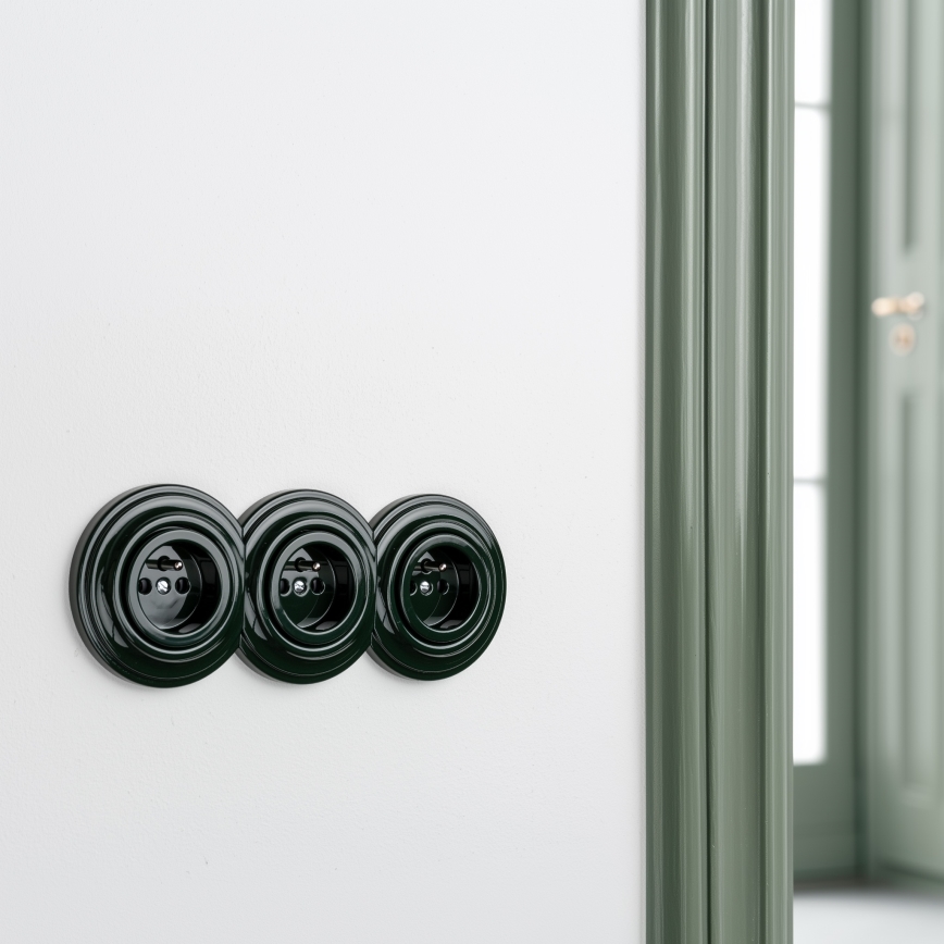 Kliklap - Drievoudige retro wandcontactdoos met afdekraam 230V groen