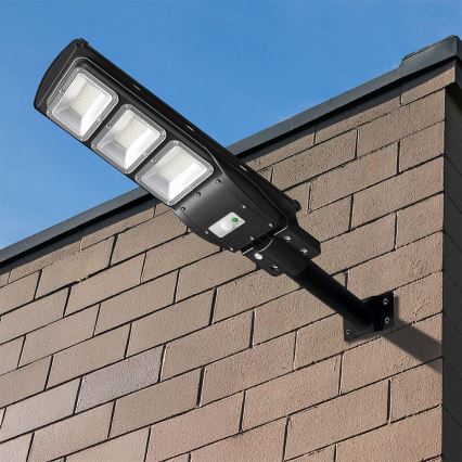 Lampe solaire à intensité variable avec détecteur de mouvement et de crépuscule LED/12W/3,2V 6000K IP65 10000 mAh noir + Télécommande