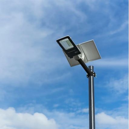 Lampadaire solaire à intensité variable LED/50W/6,4V 4000K IP65 50000 mAh + Télécommande