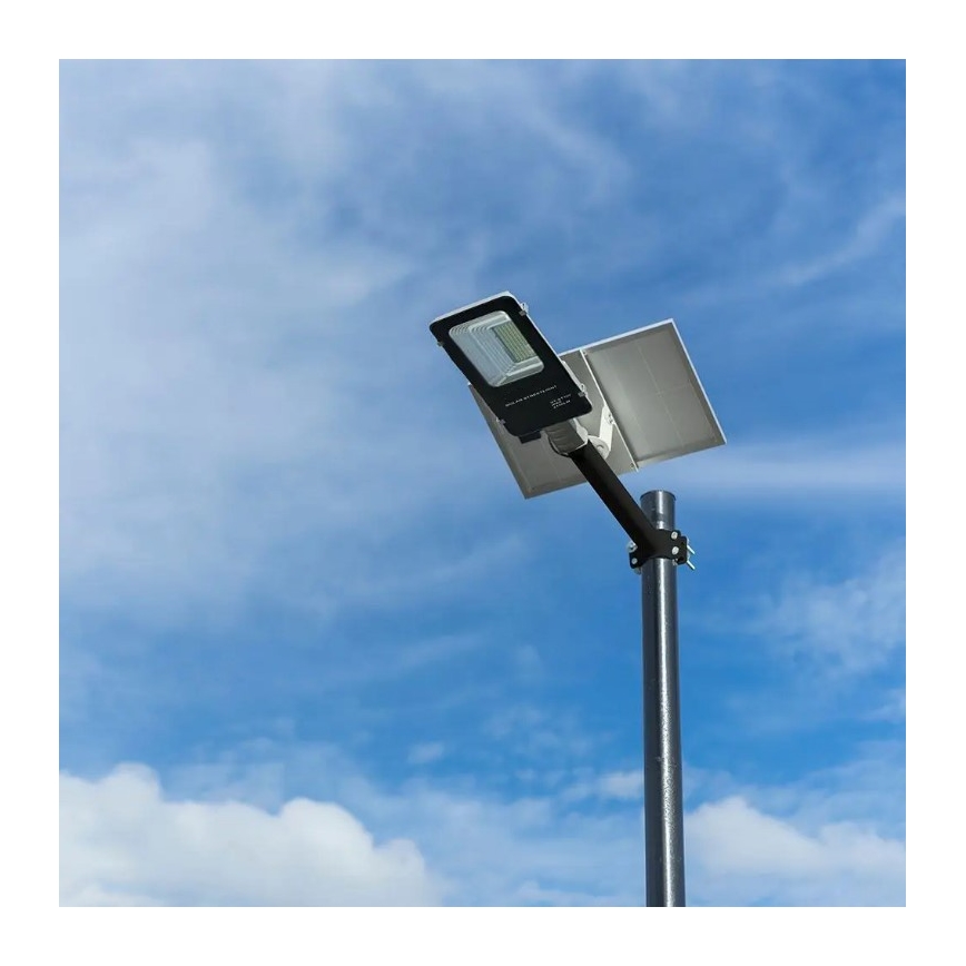 Lampadaire solaire à intensité variable LED/50W/6,4V 4000K IP65 50000 mAh + Télécommande