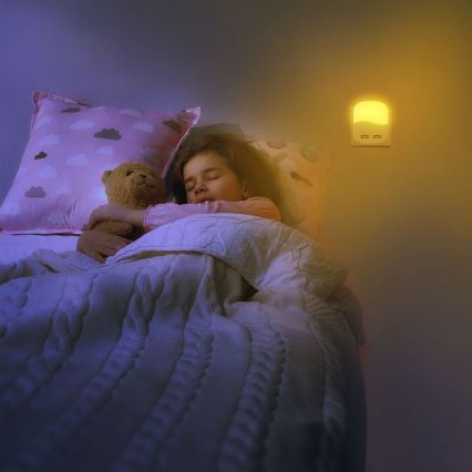 LED Socket nachtlampje met schemersensor 2xUSB LED/0,45W/230V 3000K