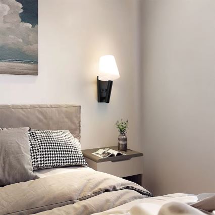 LED-wandlamp met USB-poort LED/2W/230V 3000K zwart/wit