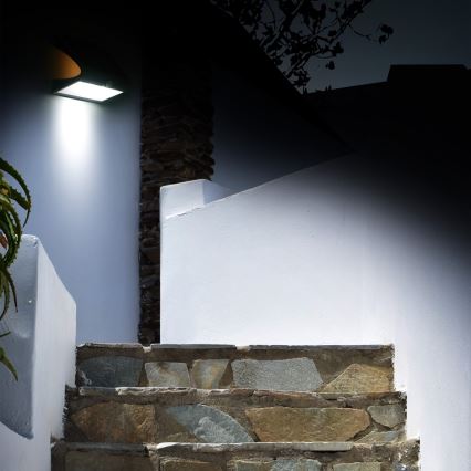 LED Zonne-energie lamp met bewegings- en schemersensor LED/6,8W/4000 mAh 3,7V IP65