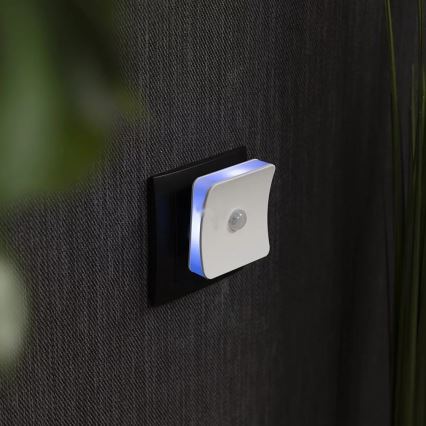 Ledvance - LED RGB Oriëntatielamp met sensor voor stopcontact LUNETTA LED/0,3W/230V