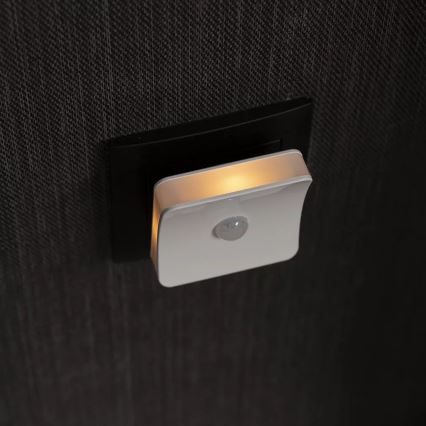 Ledvance - LED RGB Oriëntatielamp met sensor voor stopcontact LUNETTA LED/0,3W/230V