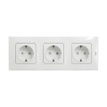 Legrand - Drievoudig huishoudelijk SCHUKO-stopcontact met afdekraam NILOE 250V wit