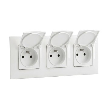 Legrand - Drievoudige buitenwandcontactdoos voor huishoudelijk gebruik met afdekraam NILOE 250V IP44 wit