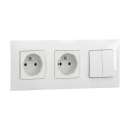 Legrand - Dubbele wandcontactdoos en dubbele serieschakelaar nr. 5 met NILOE-afdekraam 250V wit