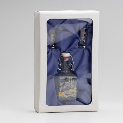 Lot 1x bouteille en verre et 2x verre à shot transparent avec un motif de sanglier