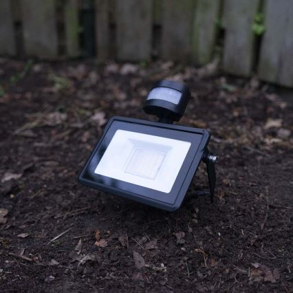 LED dimbare schijnwerper met een bewegingssensor SmartLife LED/20W/230V 3000-6500K IP44 Wi-Fi