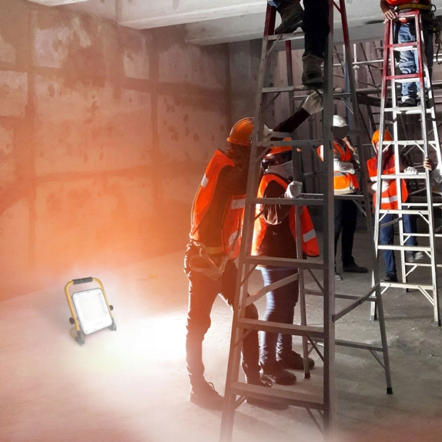 Oplaadbare LED-schijnwerper met statief LED/100W/3,2V 4500K 15000 mAh IP65 oranje