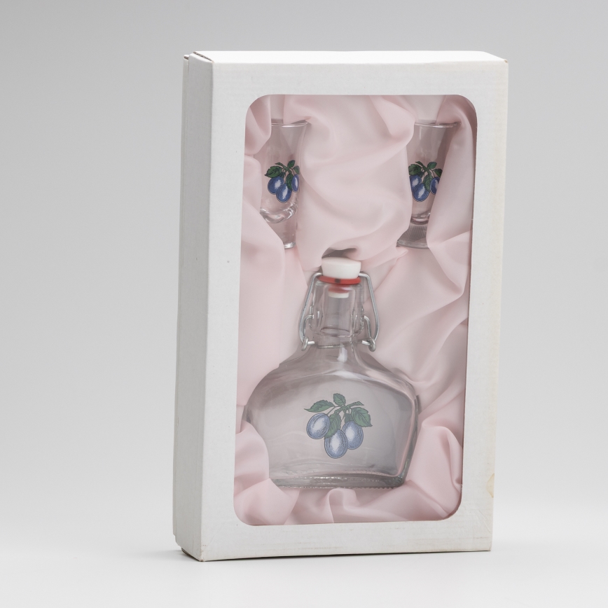 Set 1x glazen fles en 2x shotglas doorzichtig met een pruimenmotief
