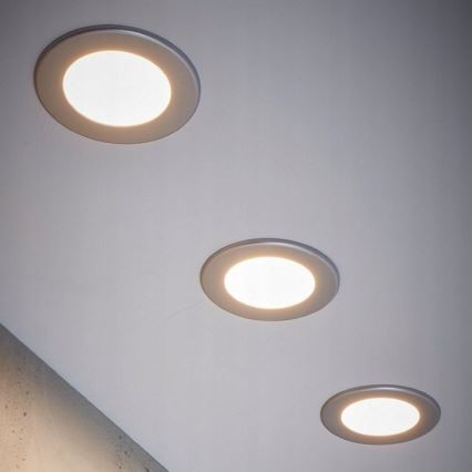 Set van 3 LED-badkamer inbouwspots, 6W/230V, IP44, zilver