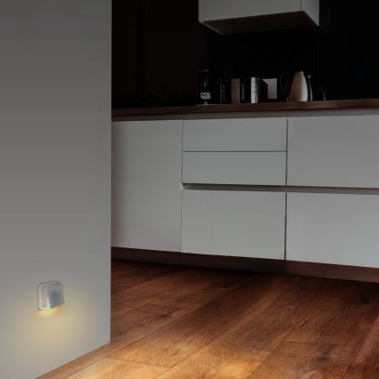 Veilleuse sur prise avec détecteur crépusculaire LED/0,5W/230V 3000K